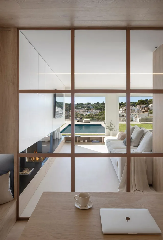 Vivienda en la Costa Brava con materia y luz frente al paisaje, interiorismo de Susanna Cots.