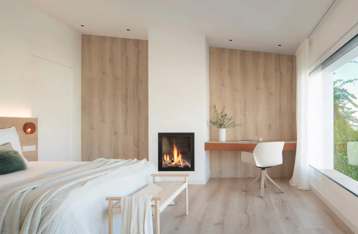 Vivienda en la Costa Brava con materia y luz frente al paisaje, interiorismo de Susanna Cots.