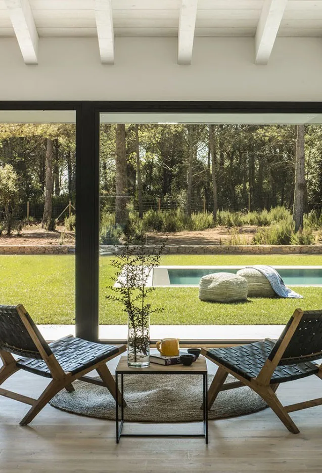 Vivienda en el Empordà con la naturaleza integrada en el interior, proyecto de Susanna Cots.